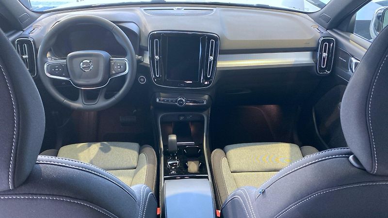 Volvo XC40 (2026) PLUS DARK, B4 FWD, 145+10 kW / - fotka 10 z 11