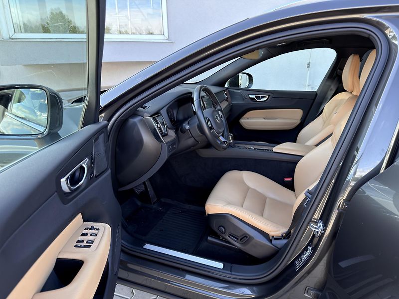 Volvo XC60 T5 AWD // MOMENTUM PRO  - fotka 10 z 49