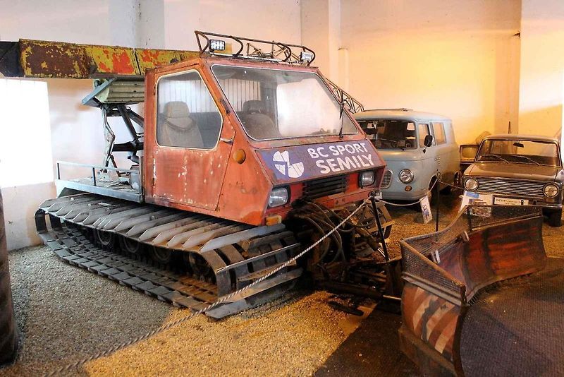 Poutač před muzeem v podobě obrněného transportéru.