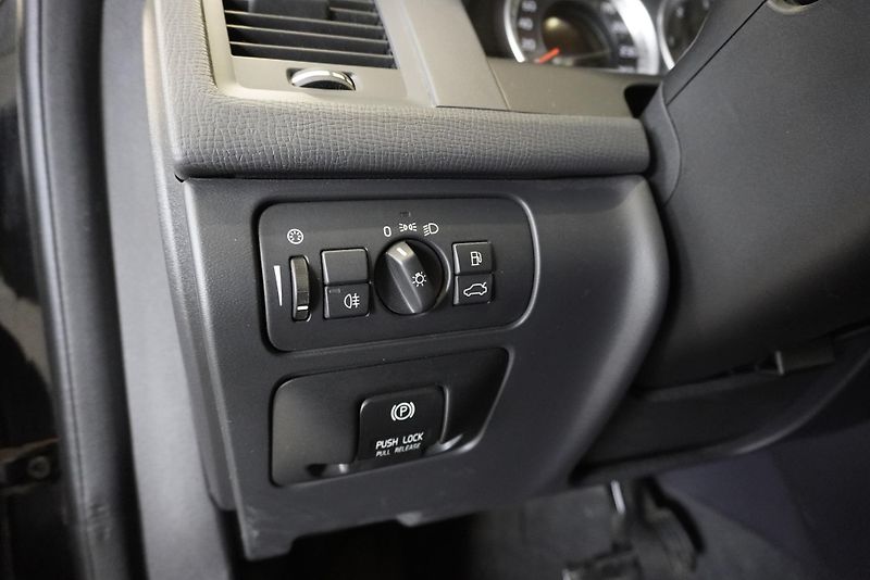 Volvo XC60  2.4 D5 MOMENTUM AWD AUTOMAT - fotka 16 z 27
