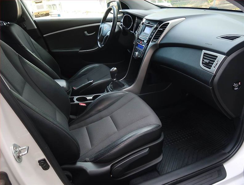 Hyundai i30 (2014) 1.6 CRDi, nová STK - fotka 9 z 17