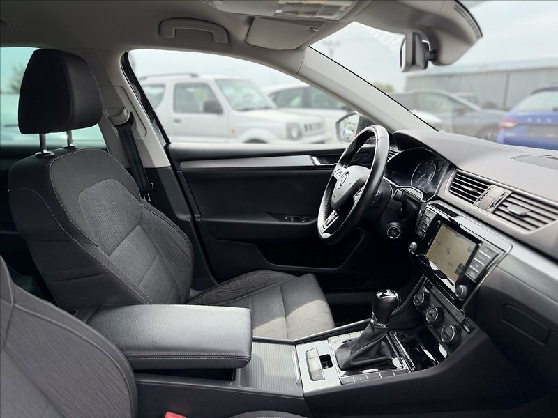 Škoda Superb 2,0 140kW DSG NAVI EL.KUFR - fotka 31 z 34