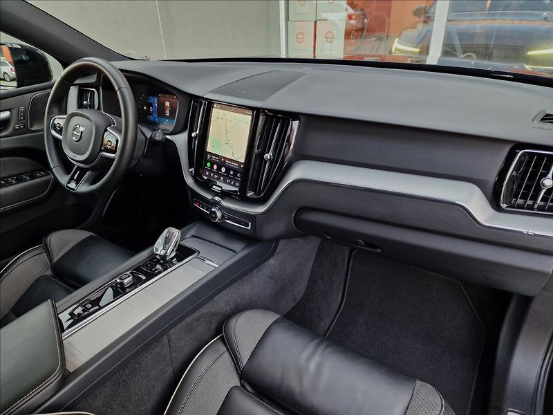 Volvo XC60 B5 184kW Plus Dark Auto,1.Maj - fotka 13 z 50