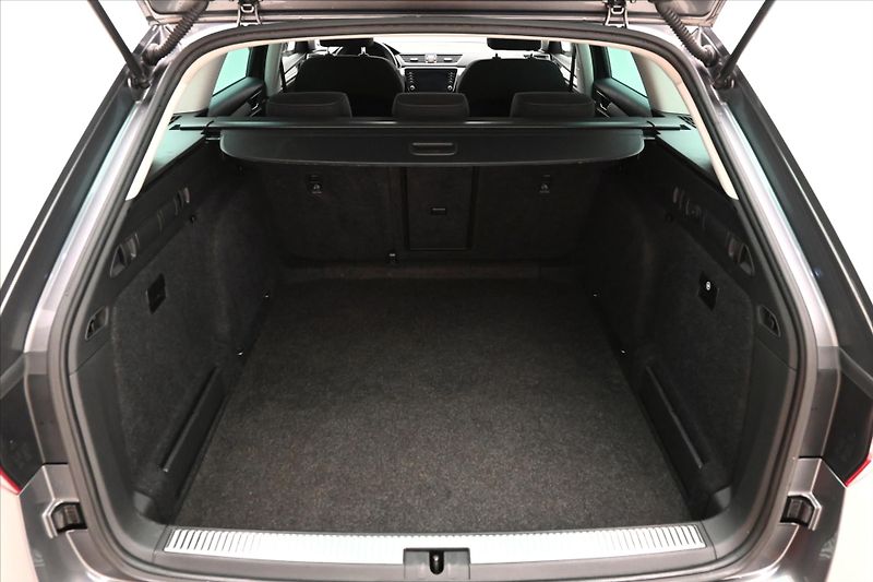Škoda Superb 2,0 TDI 110kW DSG NAVIGACE Zár - fotka 10 z 30