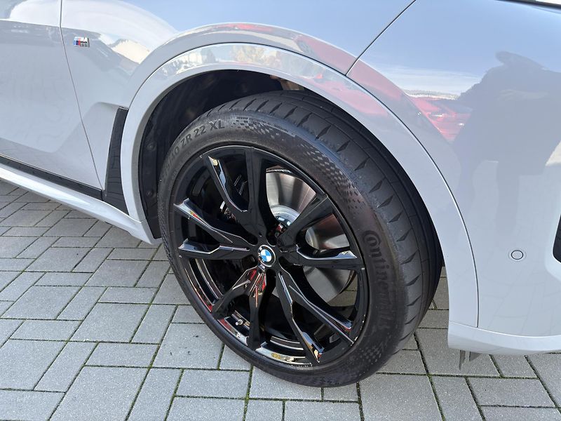 BMW X7 (2024) xDrive 40i - fotka 10 z 33