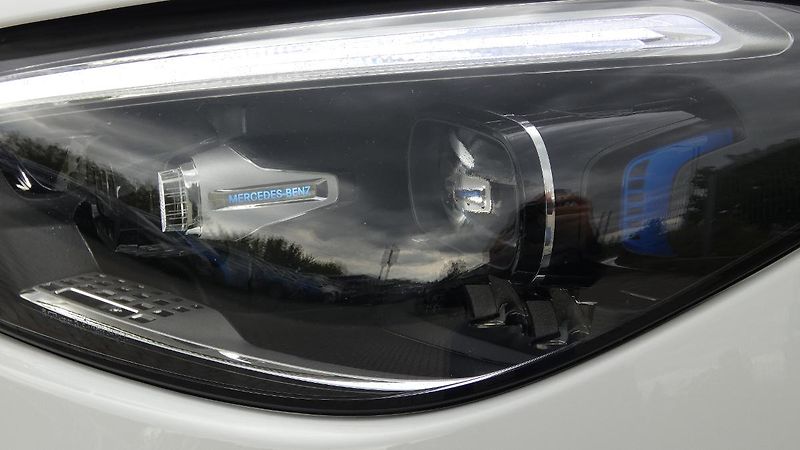 Mercedes-Benz Třídy C Sedan 300 4MATIC - fotka 21 z 23