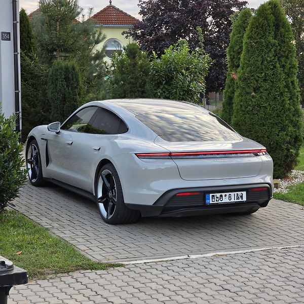 Porsche Taycan (2022) - fotka 20 z 26