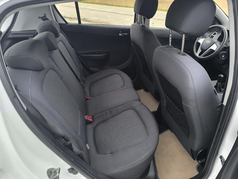 Hyundai i20 1.3 DOLOŽENÉ KM.PRVNÍ MAJ. - fotka 14 z 25