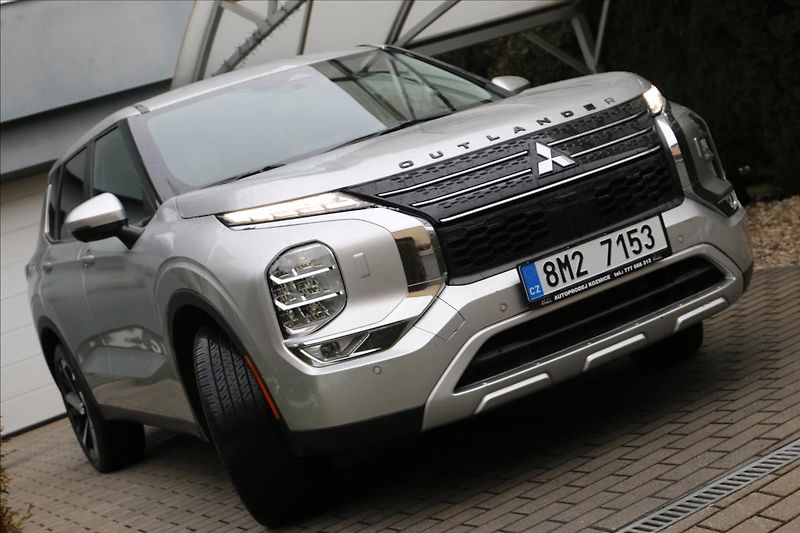 Mitsubishi Outlander 2,4 7míst, intense - fotka 9 z 70