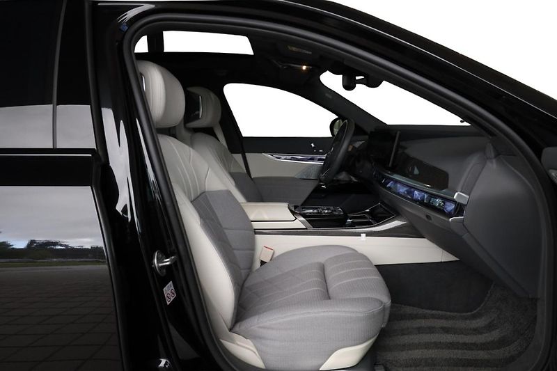 BMW i7 M70 - fotka 27 z 38