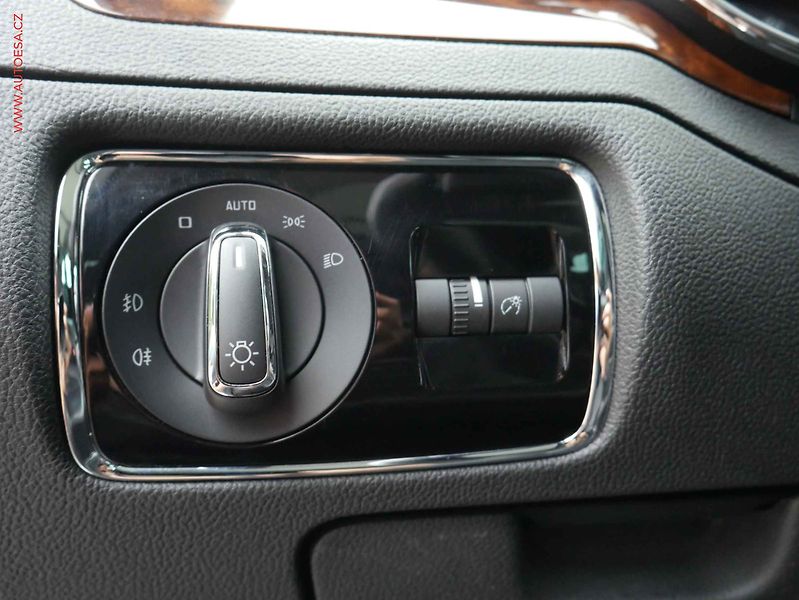 Škoda Superb (2014) 2.0 TDi 4x4, DSG, panor, navi - fotka 16 z 19
