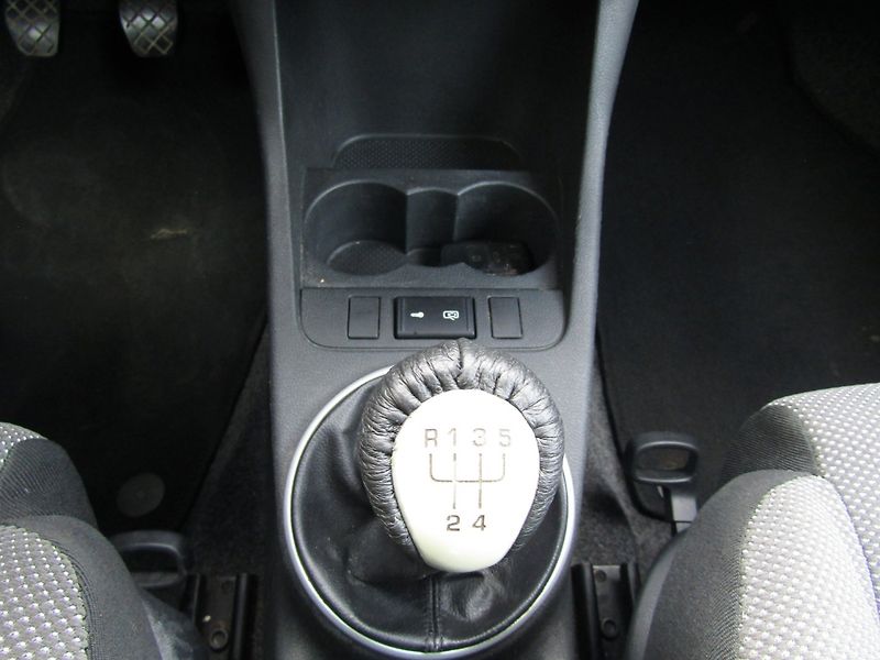 Škoda Fabia (2008) 1.4 16V  63kW  SPORT - fotka 34 z 38