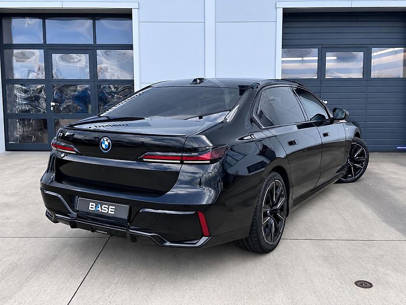 BMW i7 xDrive60 - fotka 4 z 31