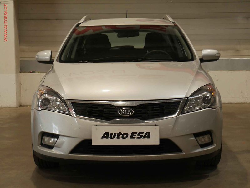 Kia Ceed (2010) 1.6 CRDI, 2.maj,ČR, AC, temp. - fotka 2 z 18