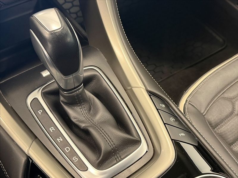 Ford Mondeo 2,0 TDCi Vignale 4x4 AT 132kW - fotka 10 z 22