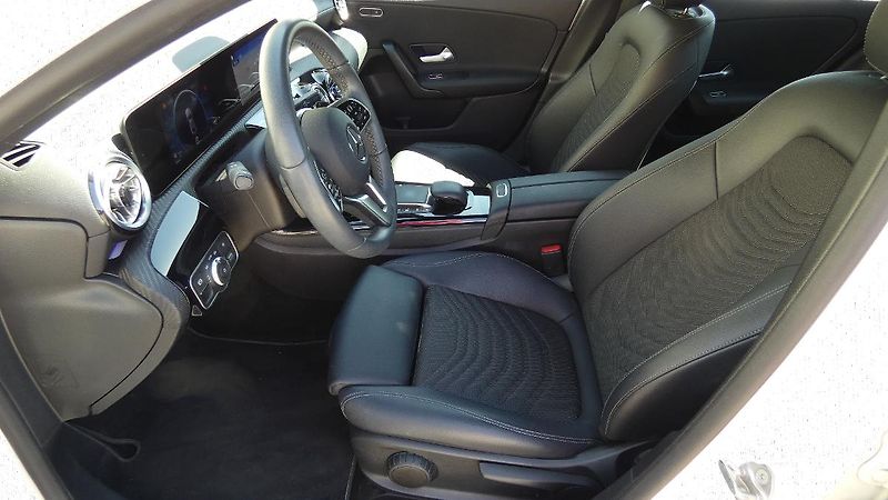 Mercedes-Benz Třídy A 180d - fotka 18 z 22