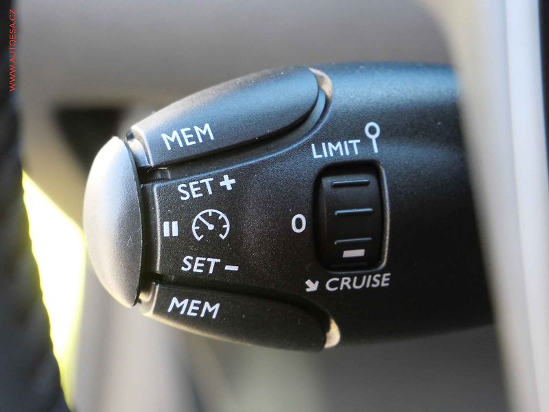 Peugeot 208 (2025) 1.2PT, 1.maj,ČR, Allure, LED - fotka 13 z 23