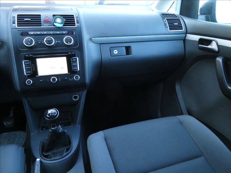 Volkswagen Touran 1,6 TDi 77kW 7.MÍST,navigace - fotka 29 z 43