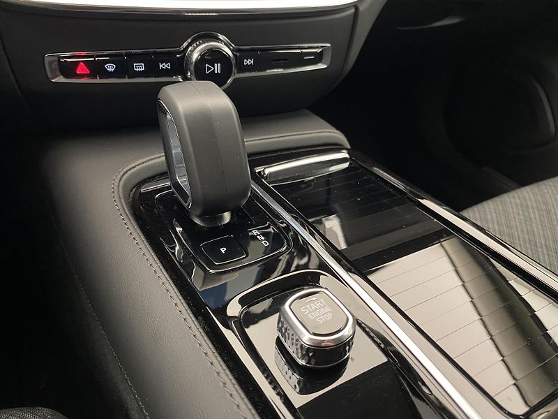 Volvo V60 T6 AWD RECHARGE CORE AUT CZ - fotka 27 z 56
