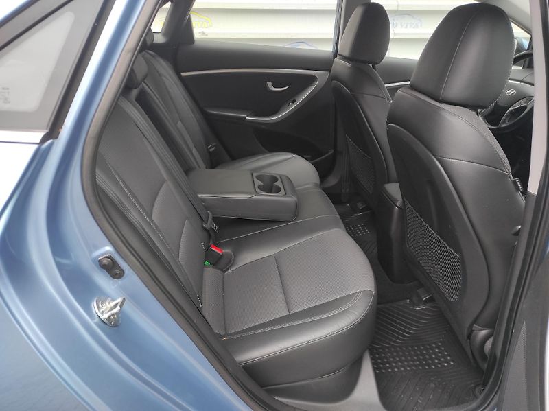 Hyundai i30 1.6 CRDI 94kw Trikolor - fotka 11 z 43