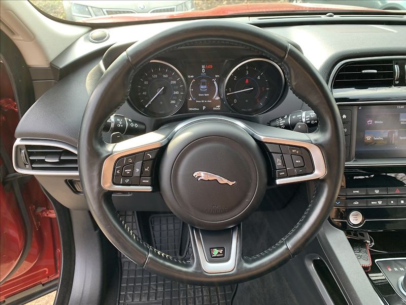 Jaguar F-Pace (2016) 2,0 D KLIMA SERVISKA 4X4 - fotka 11 z 19