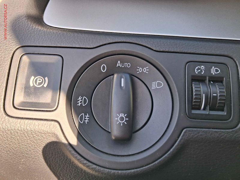 Volkswagen Passat (2009) 2.0 TDi, Sport, navi, Webasto - fotka 17 z 21