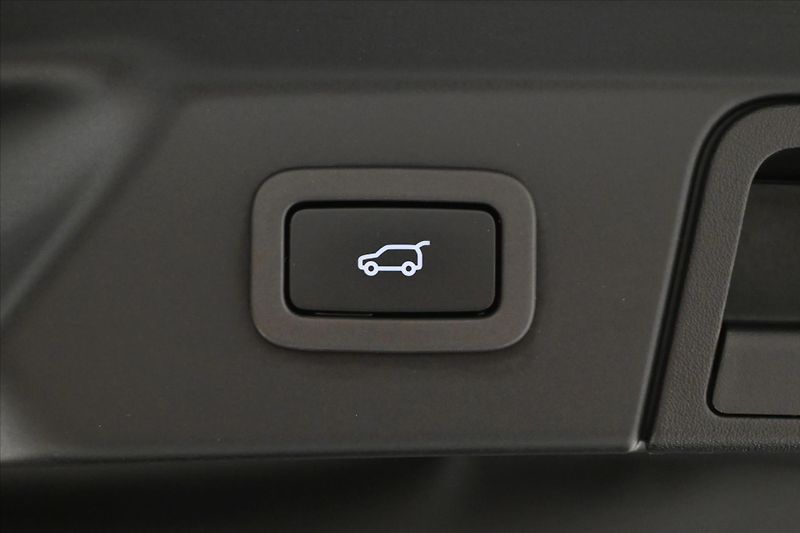 Land Rover Range Rover Velar 2,0 D200 150 kW R-Dynamic AWD - fotka 26 z 30