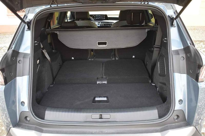 Peugeot 5008 v nové generaci narostl.