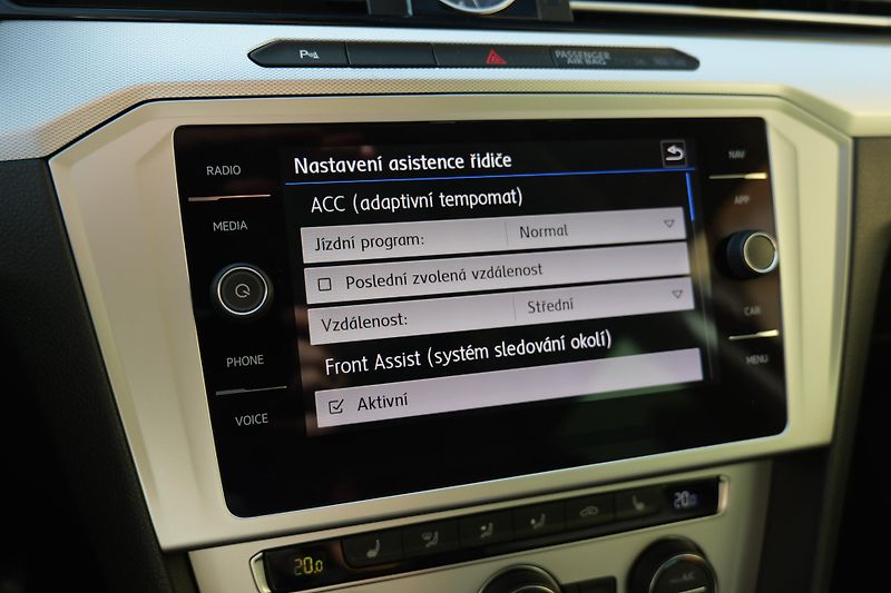 Volkswagen Passat 1.4 TSI DSG Kamera DAB Cockpit - fotka 30 z 37