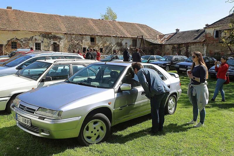 Jarní koulení - sraz automobilů a příznivců značky Citroën na zámku ve Svojšíně na Tachovsku.