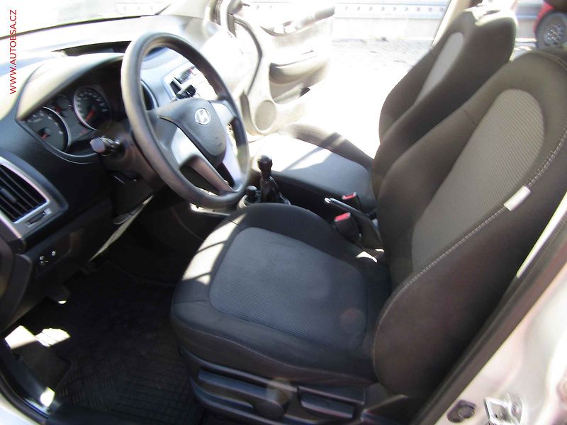 Hyundai i20 (2013) 1.2i, ČR, Klima - fotka 9 z 18