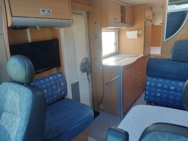 Renault WEINSBERG 2.5Dci zadní postel - fotka 24 z 24