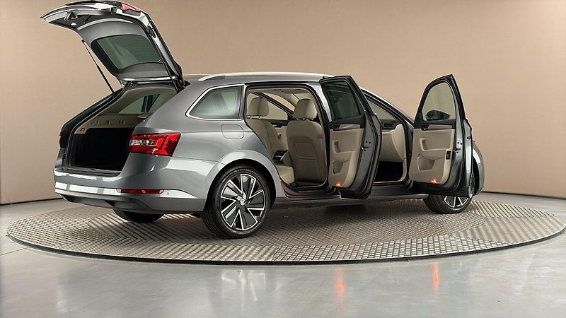 Škoda Superb 2.0 TDI DSG 4x4 Style Combi - fotka 6 z 34