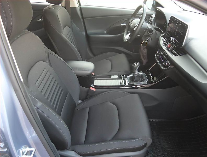 Hyundai i30 (2024) Family 1.5 T-GDI MHEV - fotka 9 z 19