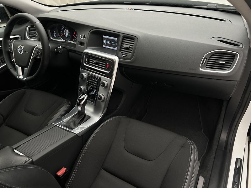 Volvo V60 CC D4 KINETIC AUT CZ - fotka 18 z 35