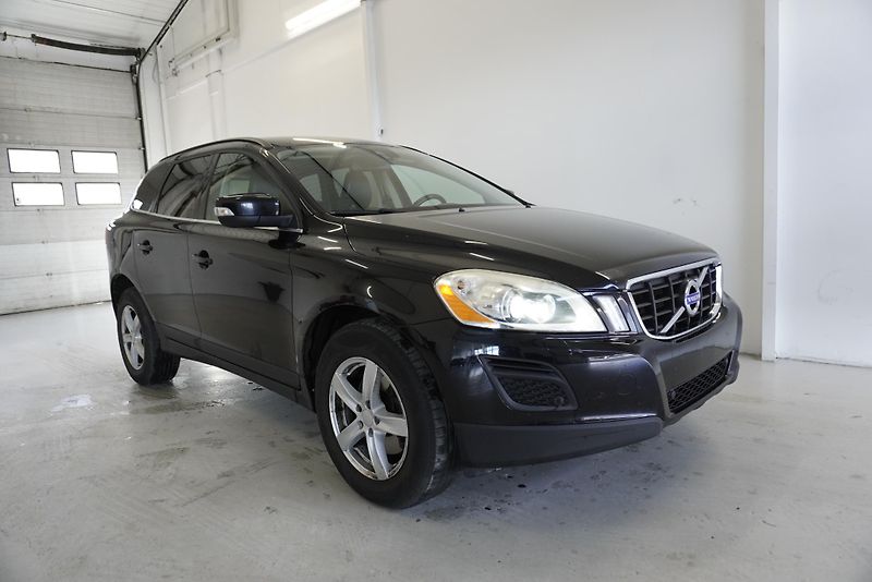 Volvo XC60  2.4 D5 MOMENTUM AWD AUTOMAT - fotka 1 z 27