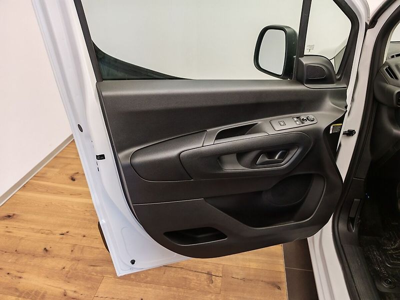Toyota ProAce City 1.5L Diesel 130k - 6 MT Active - fotka 13 z 25