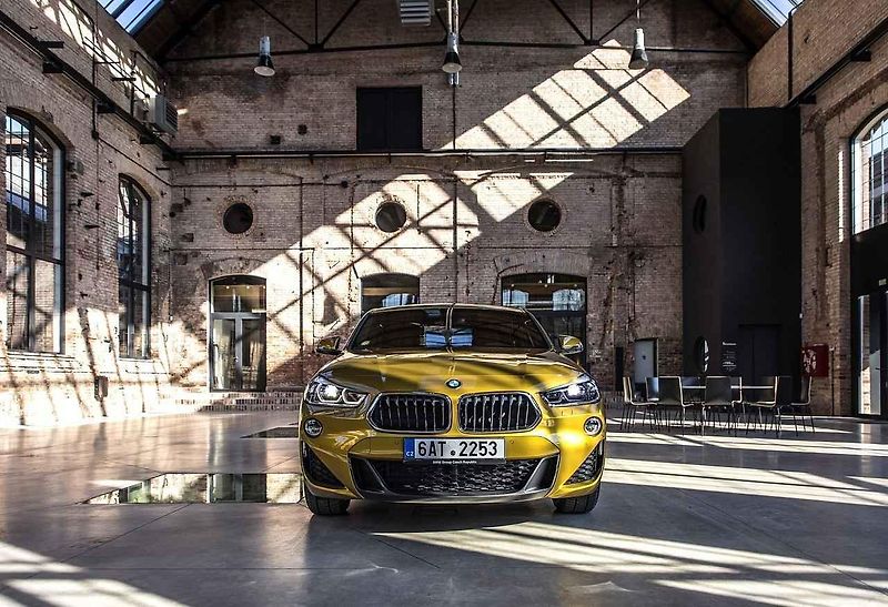 BMW X2.