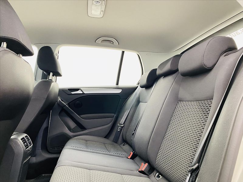 Volkswagen Golf 1,6 TDI 77kW - fotka 6 z 22