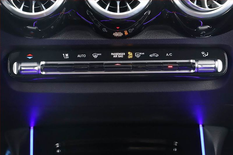 Mercedes-Benz GLB (2025) 200 d, AMG Line, Navigace - fotka 20 z 25