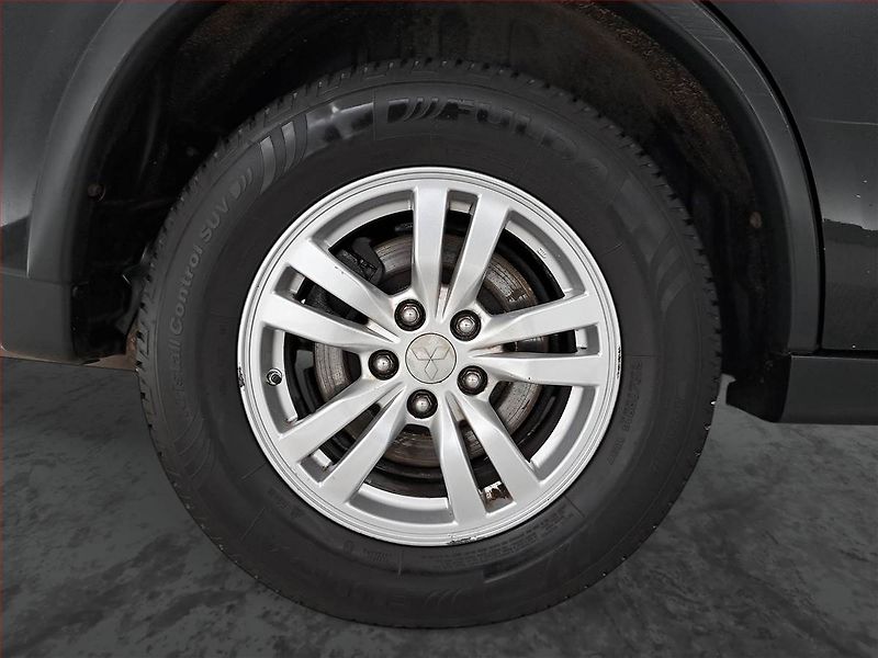 Mitsubishi Outlander (2014) Intense 2.2 DI-D, 4X4 - fotka 14 z 14