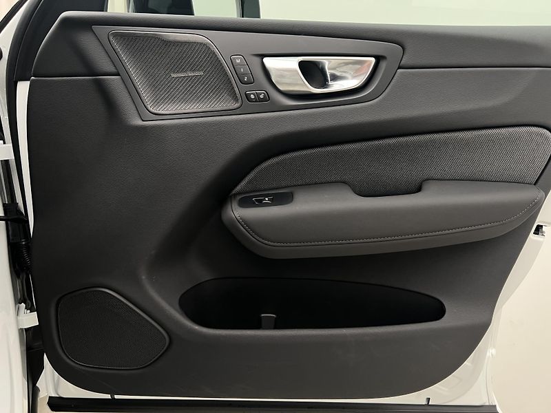 Volvo XC60 B5 AWD BLACK EDITION PLUS AUT  - fotka 48 z 48