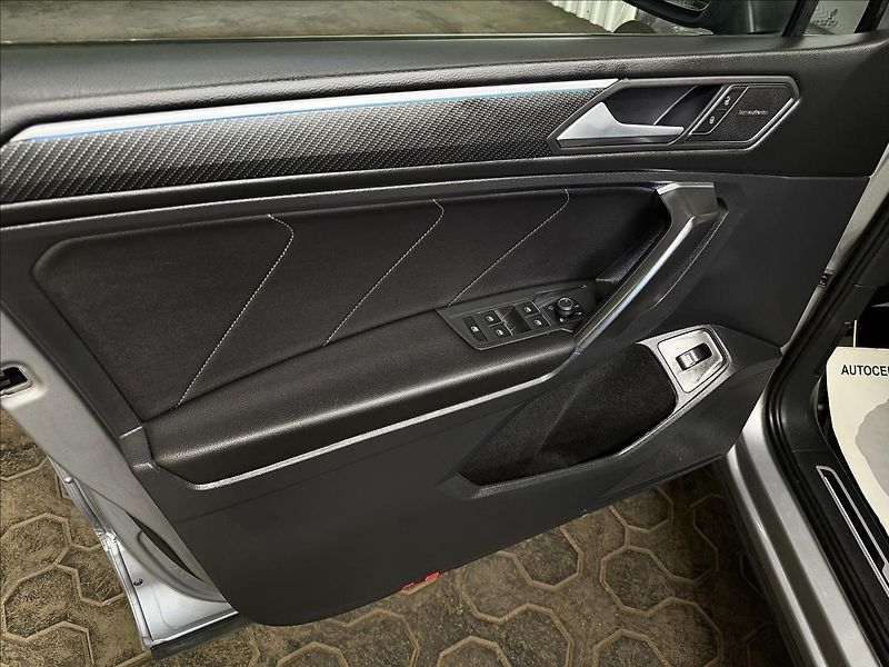 Volkswagen Tiguan Allspace R-LINE 180kW DCC H&K HUD PANO - fotka 14 z 50