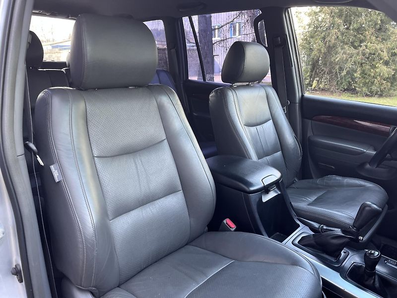 Toyota Land Cruiser 120 3,0D 4WD/automat 8-míst/ČR - fotka 28 z 39