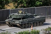 První armádní výcvik přesunu tanků Leopard 2A4 na dálnici D35.