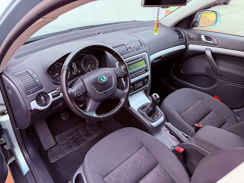 Škoda Octavia 1.2 TSi Ambiente, Serviska - fotka 14 z 24