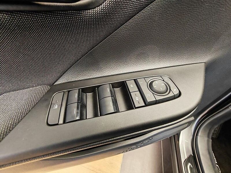 Toyota C-HR 2,0 Plug-in Hybrid Style - fotka 20 z 38