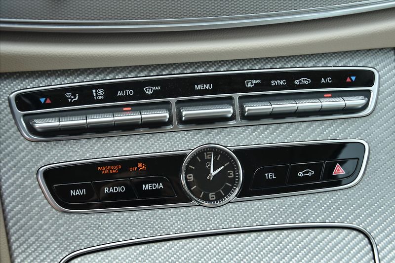 Mercedes-Benz Třídy E 220D 4MATIC AMG NAVI ČR - fotka 30 z 34