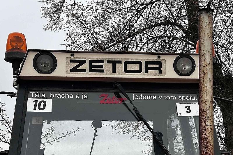 Táta, brácha a já, jedeme v tom spolu. V Suchém pořádali v pondělí vánoční jízdu traktorů.