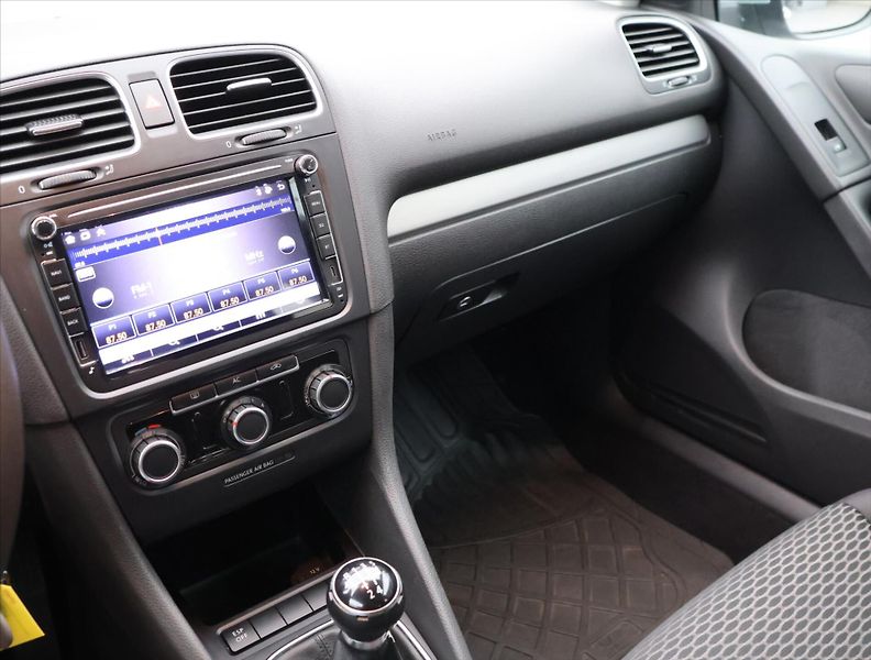 Volkswagen Golf 1,4 16V 59kW Klima Trendline - fotka 17 z 27